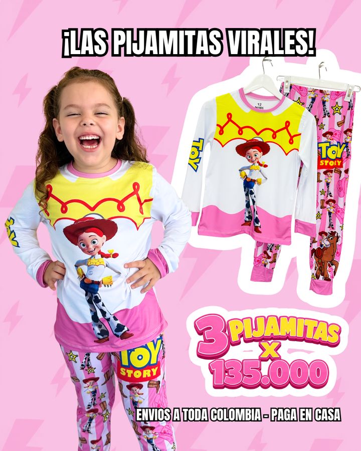 Niña riendo con la pijama rosada de vaquerita